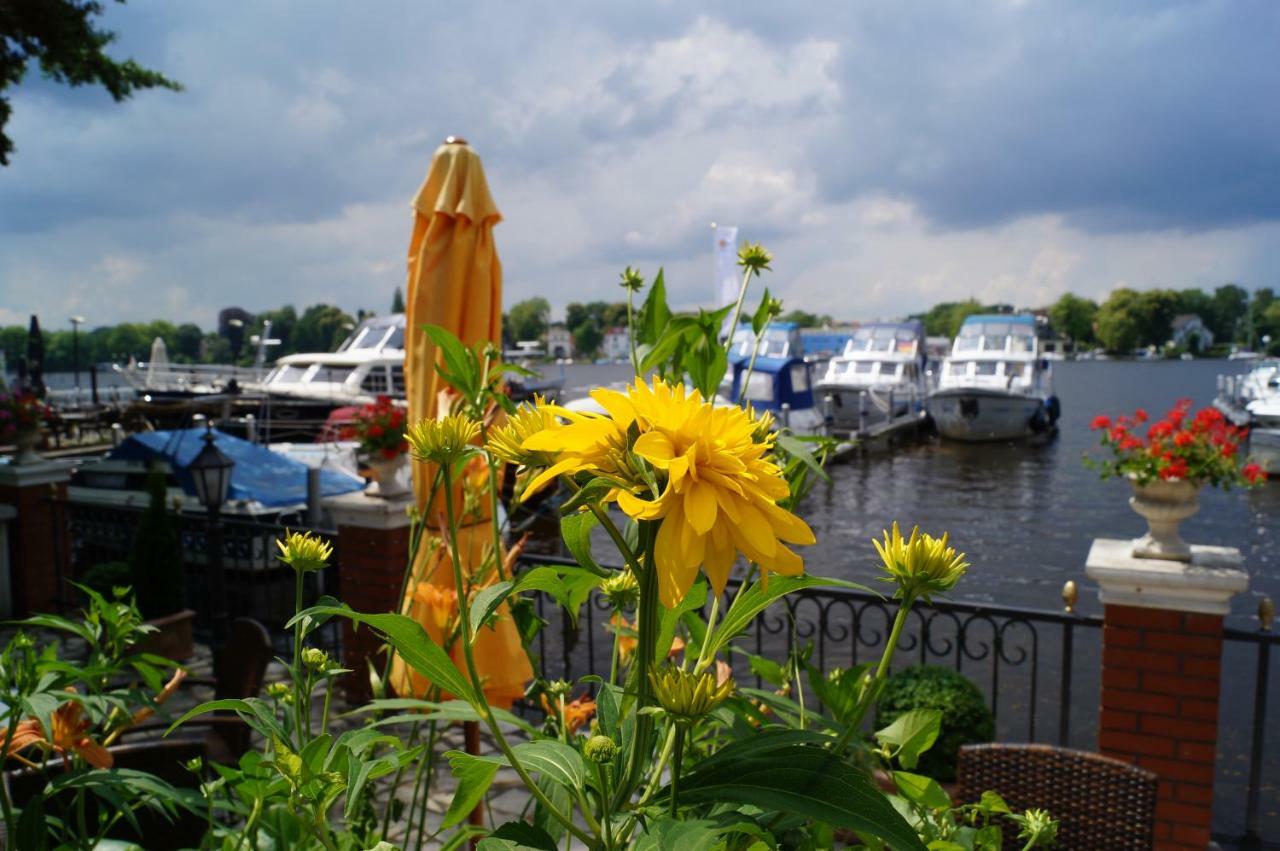 Yacht- , Und Reisemobilhafen "Historisches Faehrhaus" Wendenschloss Berlin Exteriör bild